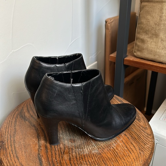 TAHARI Black Genuine Leather High Heel Booties - Picture 3 of 12